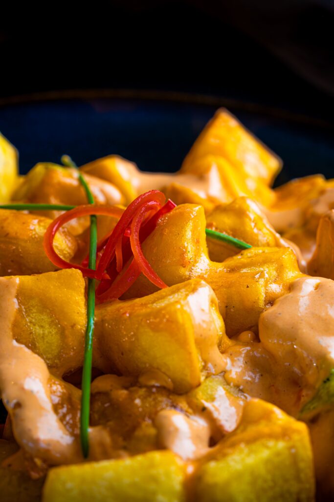 Patatas bravas - recept na španielske zemiaky s pikantnou omáčkou