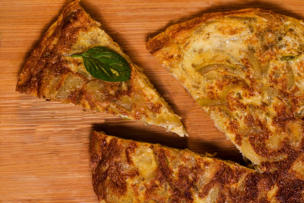 Tortilla de patatas – španielska zemiaková tortilla, ktorú si zamilujete